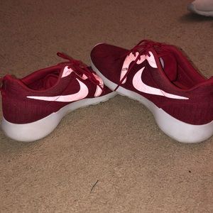 Red Nike roshes